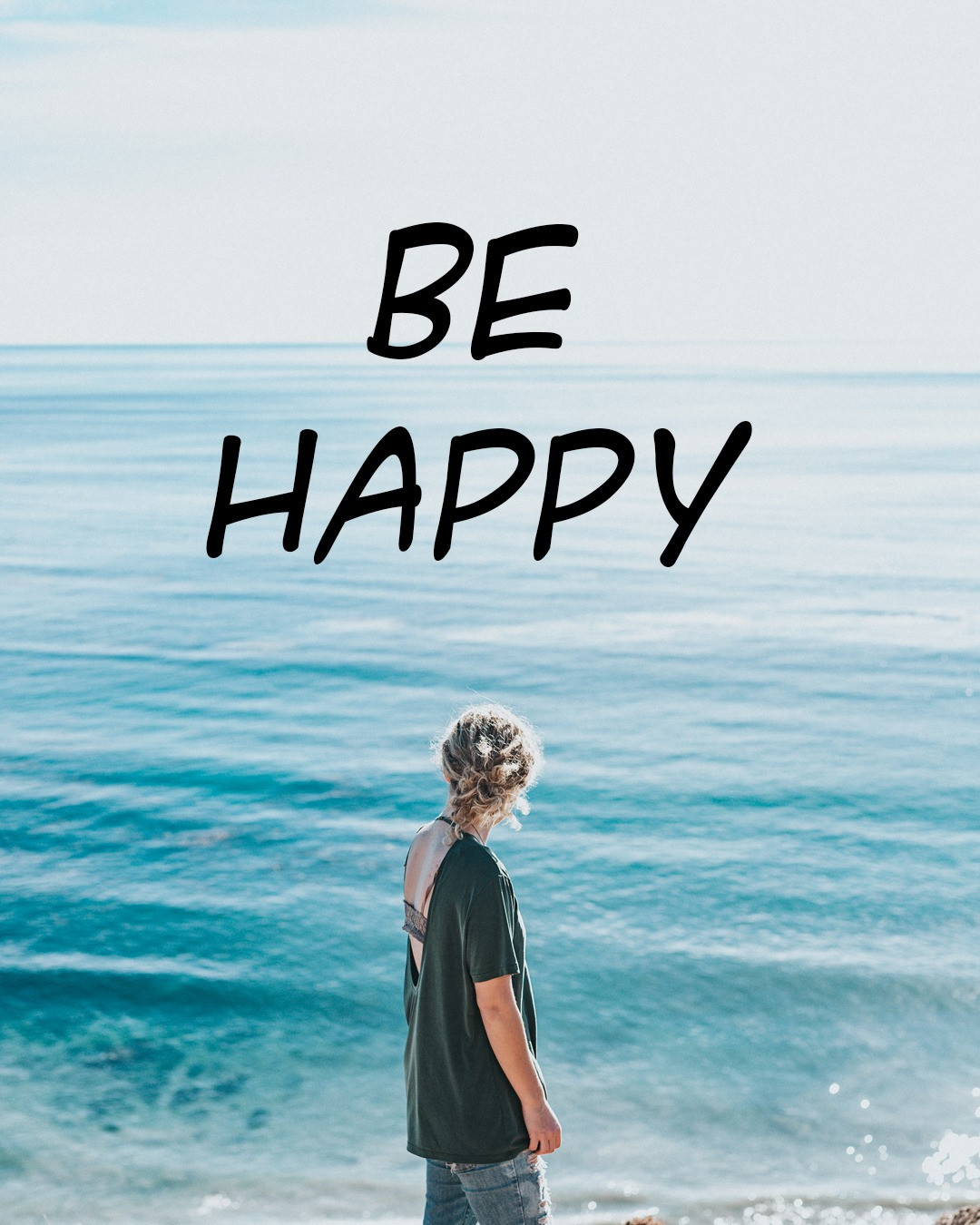 تصميم BE HAPPY – هدوء البحر وإيجابية الرسالة
